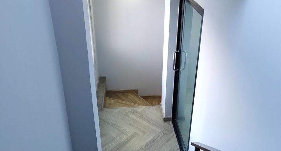 For sale 6 bedrooms house in Phra Khanong, Bangkok