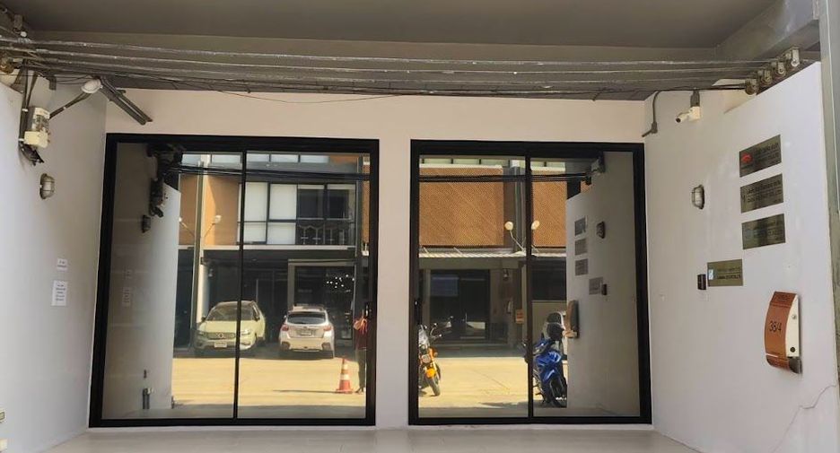 For sale 6 bedrooms house in Phra Khanong, Bangkok