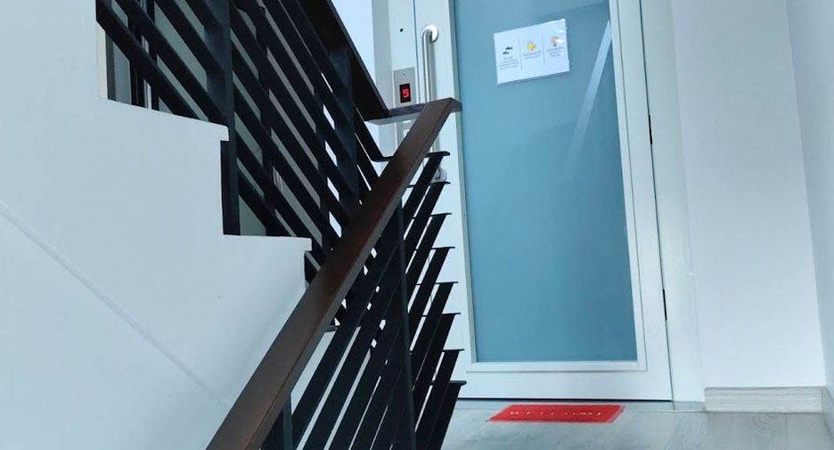 For sale 6 bedrooms house in Phra Khanong, Bangkok