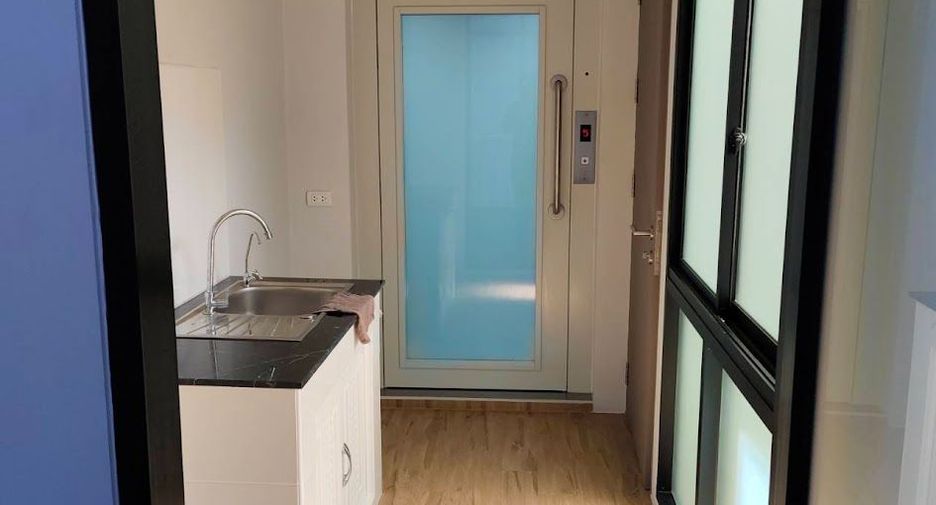 For sale 6 bedrooms house in Phra Khanong, Bangkok