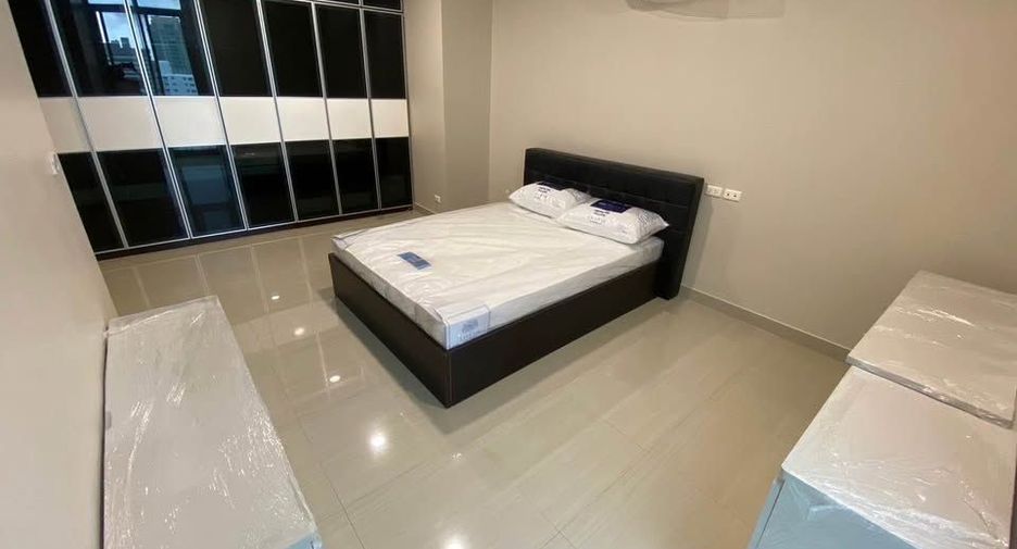 For rent 3 bedrooms condo in Watthana, Bangkok