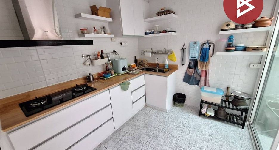Casa adosada en venta de 3 habitaciones en Min Buri, Bangkok