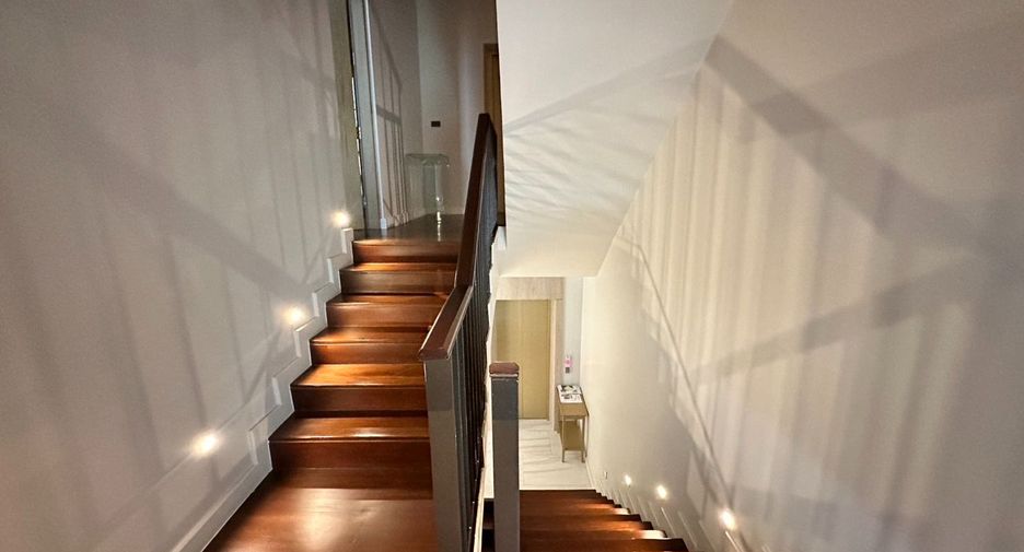 For rent 4 bedrooms house in Watthana, Bangkok