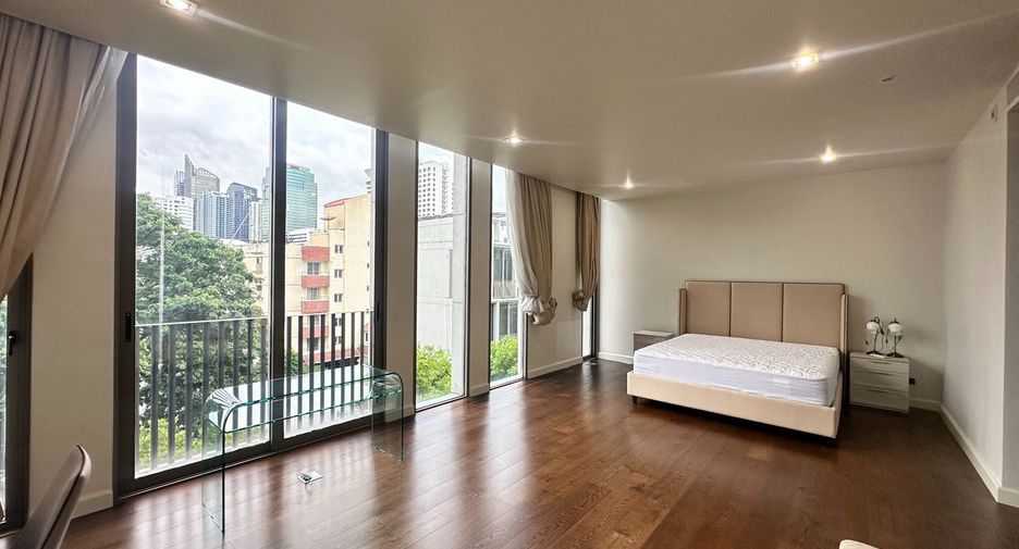 For rent 4 bedrooms house in Watthana, Bangkok