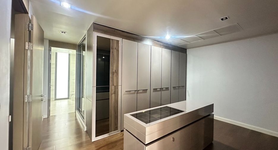 For rent 4 bedrooms house in Watthana, Bangkok