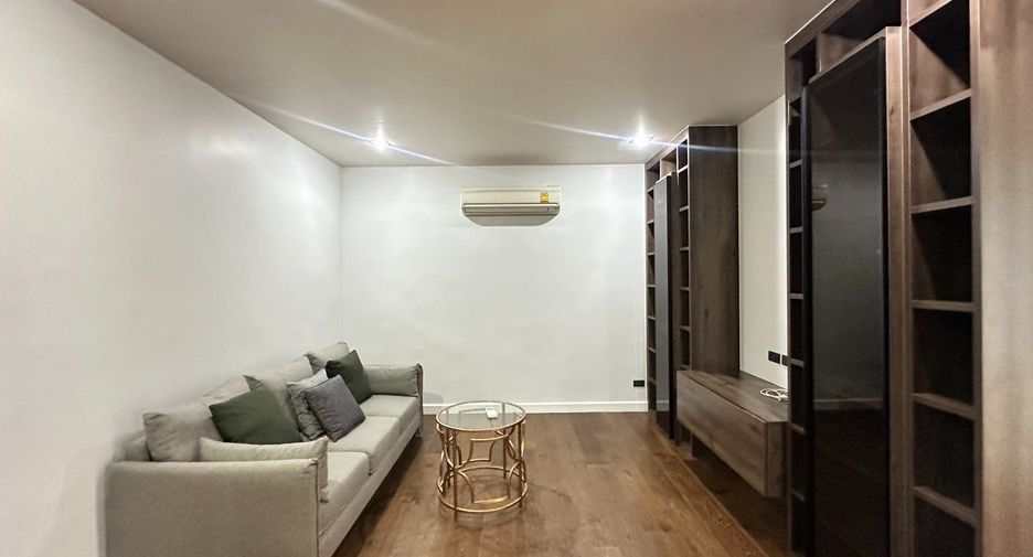 For rent 4 bedrooms house in Watthana, Bangkok