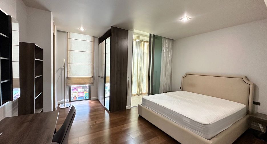 For rent 4 bedrooms house in Watthana, Bangkok