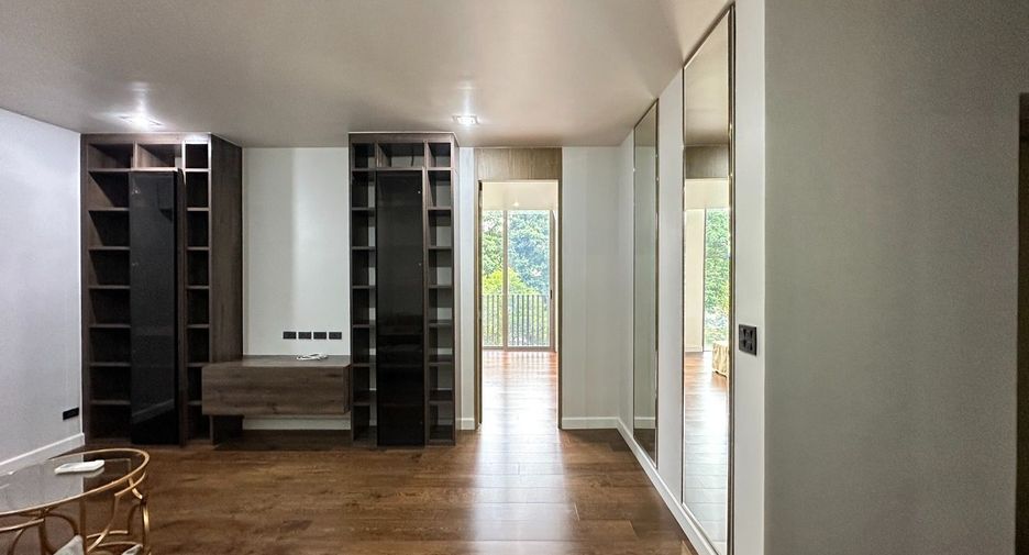 For rent 4 bedrooms house in Watthana, Bangkok