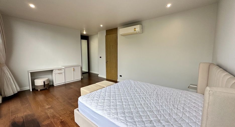 For rent 4 bedrooms house in Watthana, Bangkok