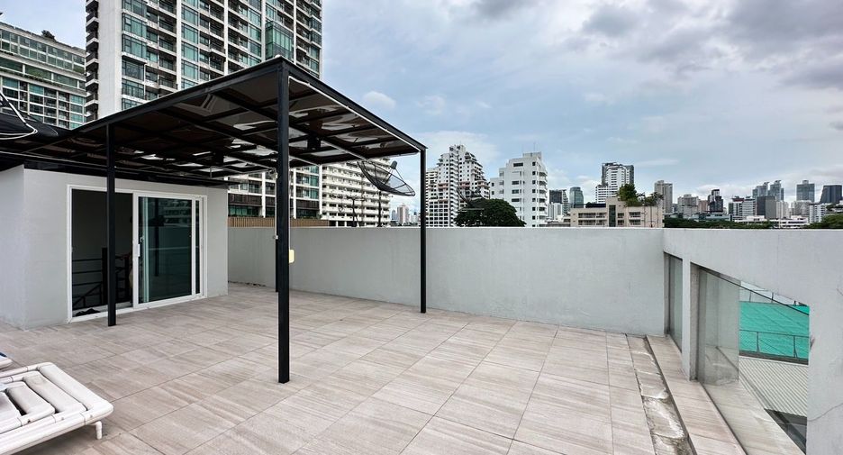 For rent 4 bedrooms house in Watthana, Bangkok