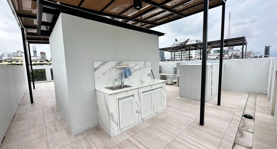 For rent 4 bedrooms house in Watthana, Bangkok