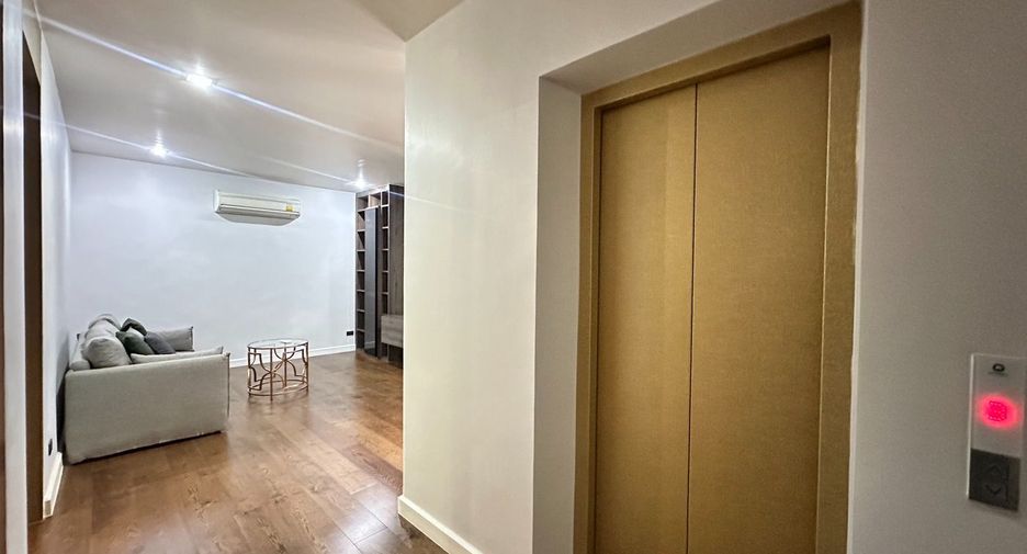 For rent 4 bedrooms house in Watthana, Bangkok