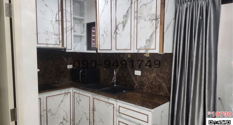For rent 3 bedrooms townhouse in Saphan Sung, Bangkok