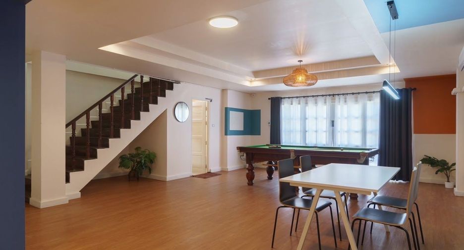For rent 5 bedrooms townhouse in Watthana, Bangkok