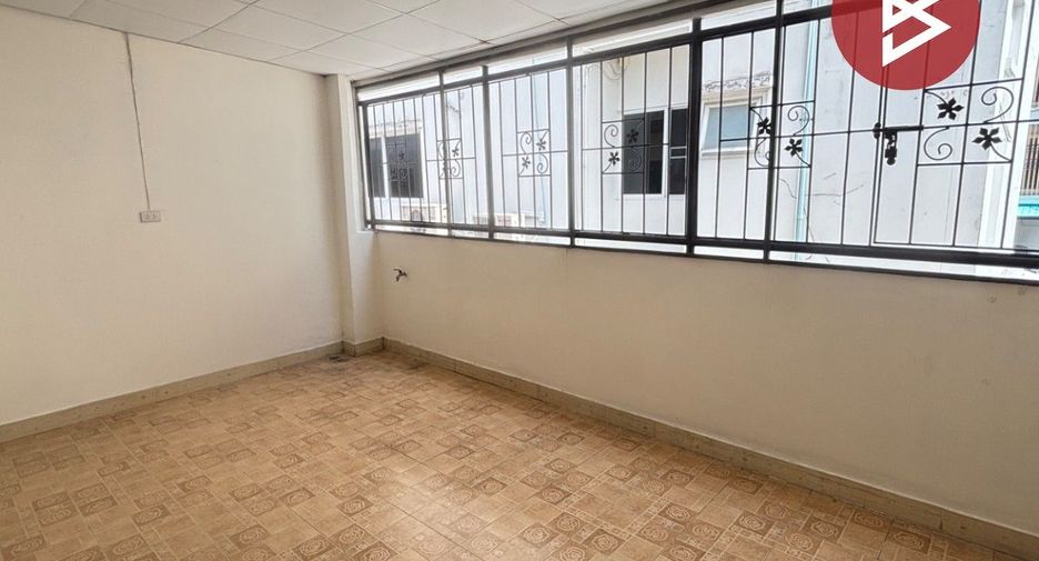 Casa adosada en venta de 3 habitaciones en Lat Krabang, Bangkok