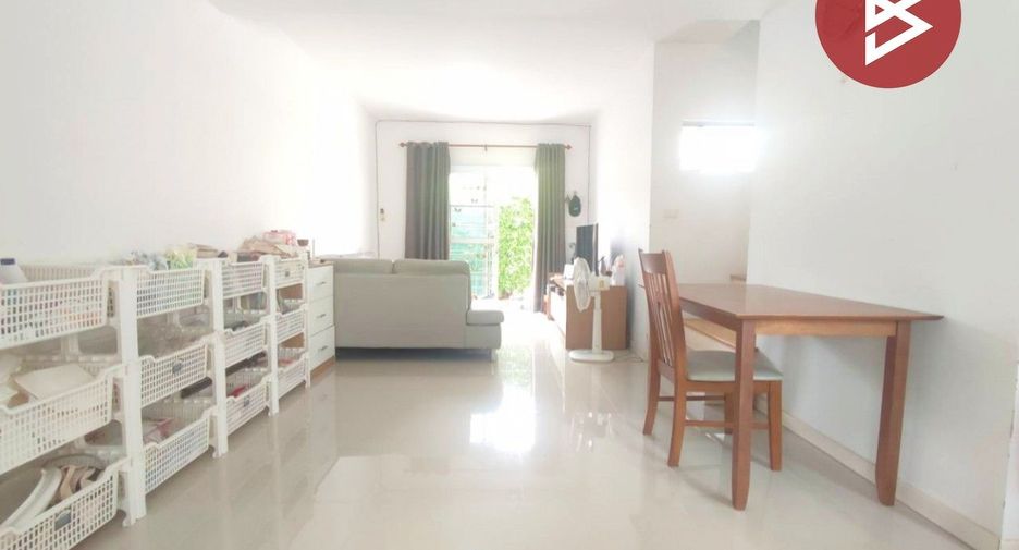 À vendre 3 chambres maison de ville à Krathum Baen, Samut Sakhon