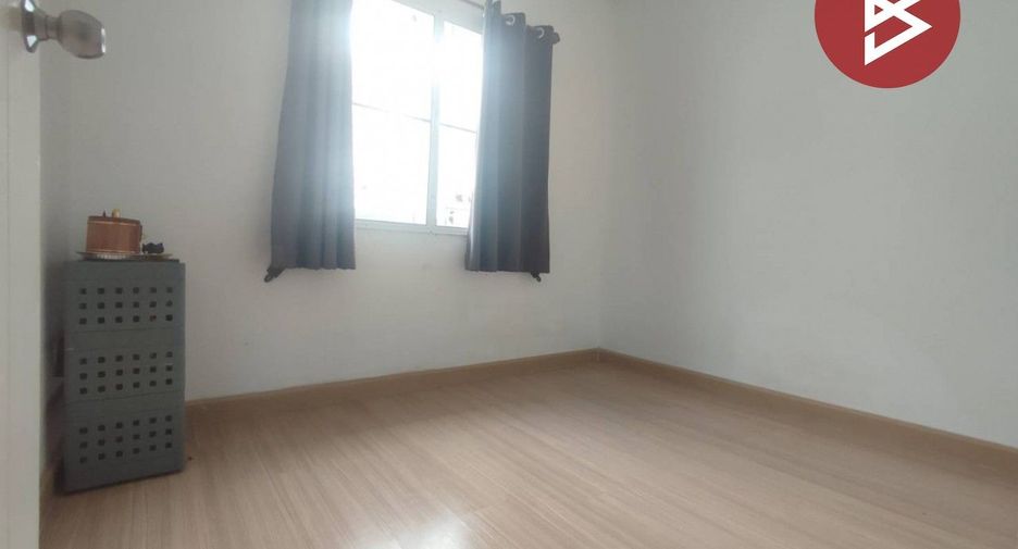 À vendre 3 chambres maison de ville à Krathum Baen, Samut Sakhon