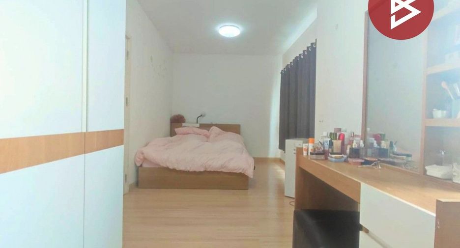 À vendre 3 chambres maison de ville à Krathum Baen, Samut Sakhon