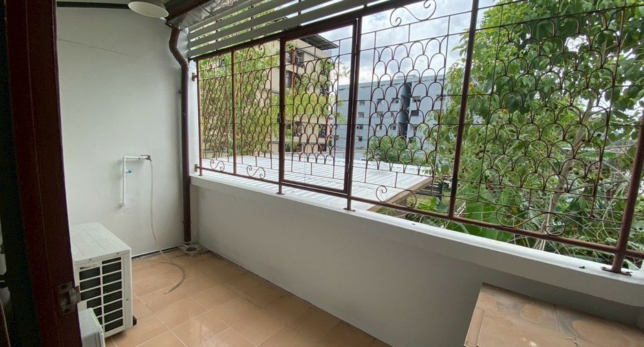 For sale 2 bedrooms townhouse in Bang Kapi, Bangkok