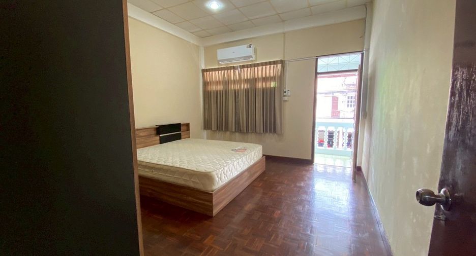 For sale 2 bedrooms townhouse in Bang Kapi, Bangkok