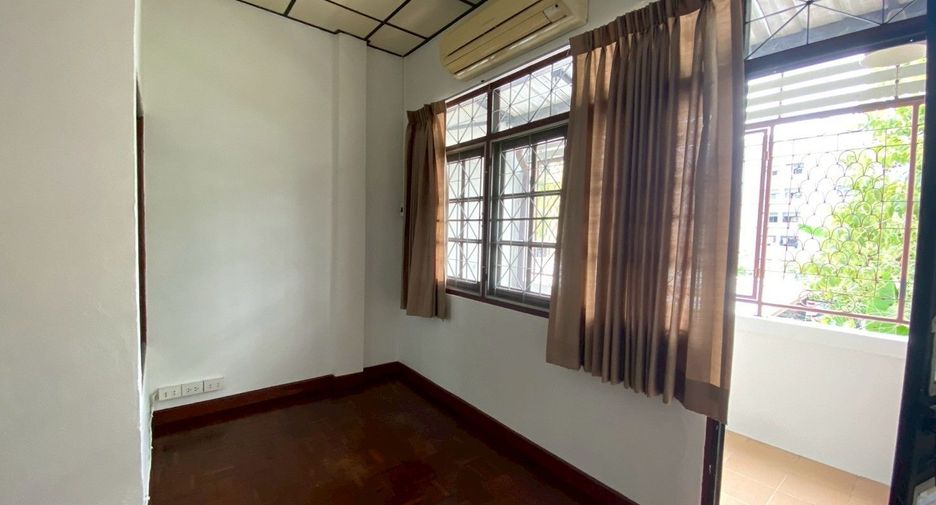 For sale 2 bedrooms townhouse in Bang Kapi, Bangkok