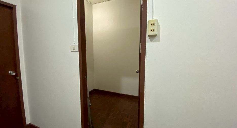 For sale 2 bedrooms townhouse in Bang Kapi, Bangkok