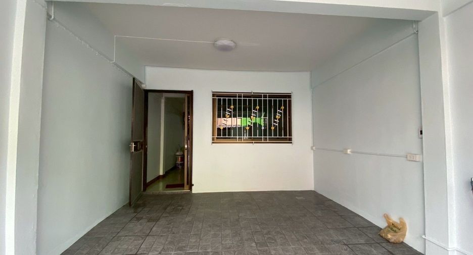 For sale 2 bedrooms townhouse in Bang Kapi, Bangkok