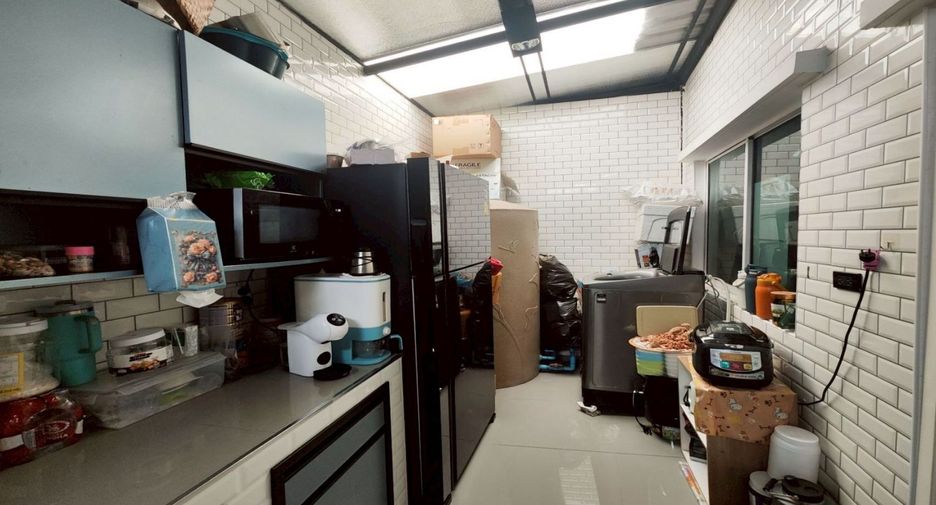For sale 4 bedrooms townhouse in Bang Khun Thian, Bangkok