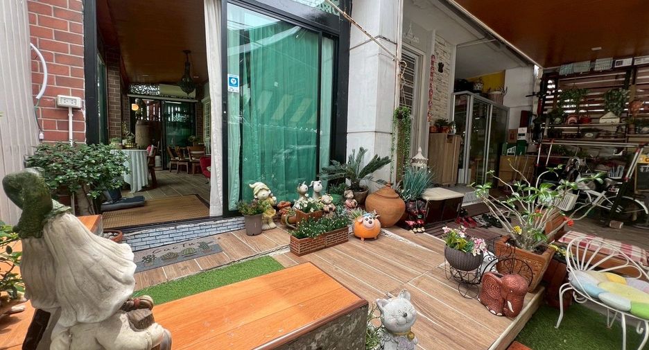 For sale 4 bedrooms townhouse in Bueng Kum, Bangkok