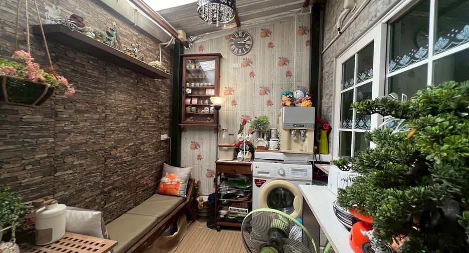 For sale 4 bedrooms townhouse in Bueng Kum, Bangkok