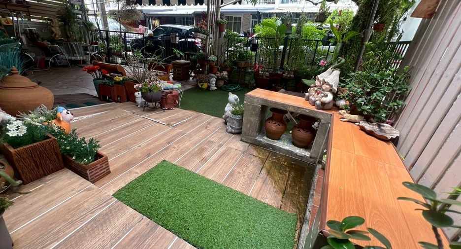 For sale 4 bedrooms townhouse in Bueng Kum, Bangkok