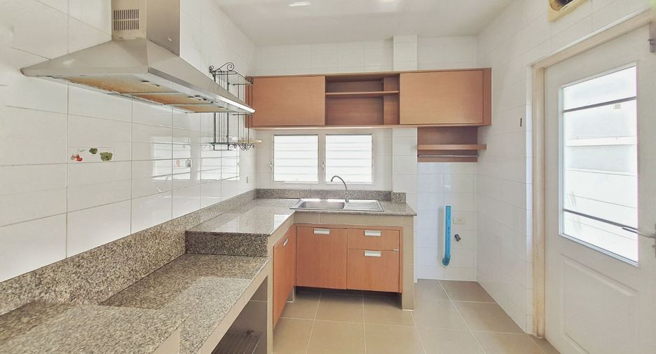 Haus zum Kauf mit 4 Zimmer in Pak Kret, Nonthaburi