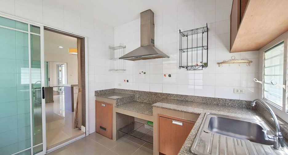Haus zum Kauf mit 4 Zimmer in Pak Kret, Nonthaburi