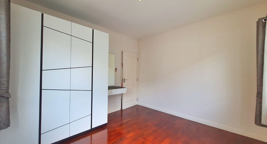 Haus zum Kauf mit 4 Zimmer in Pak Kret, Nonthaburi