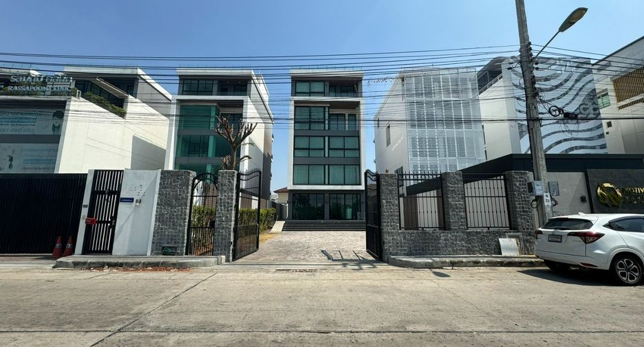 出售 5 卧室 办公室 在 Lat Phrao, 曼谷