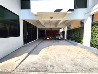 For sale 5 bedrooms retail Space in Huai Khwang, Bangkok
