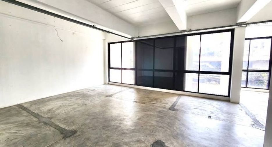 出售 5 卧室 商业空间 在 Huai Khwang, 曼谷