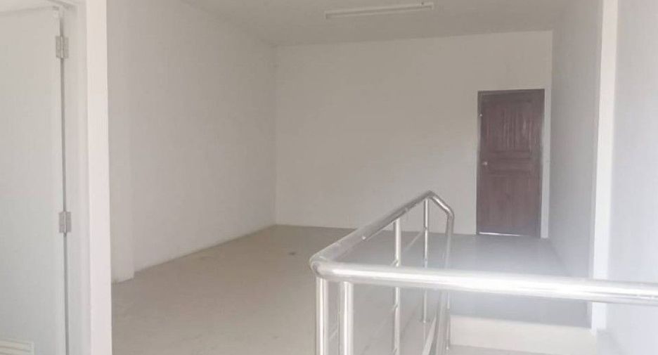 Local comercial en alquiler y en venta de 2 habitaciones en Mueang Uttaradit, Uttaradit
