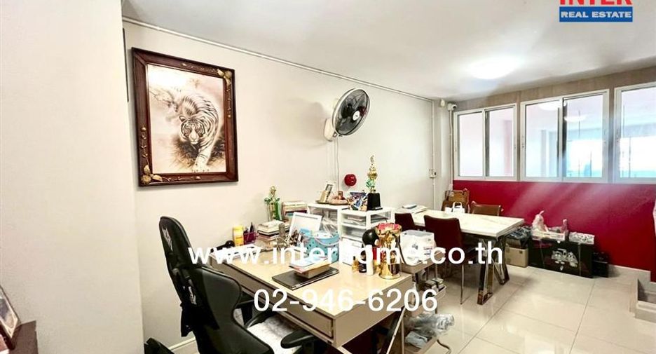 For rent and for sale 4 bedrooms retail Space in Thon Buri, Bangkok