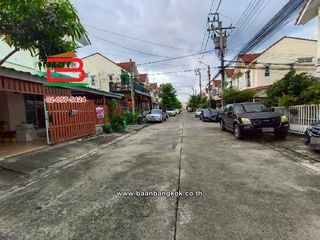Casa adosada en alquiler y en venta de 3 habitaciones en Khlong Sam Wa, Bangkok