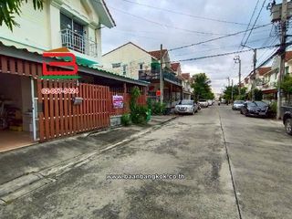 Casa adosada en alquiler y en venta de 3 habitaciones en Khlong Sam Wa, Bangkok