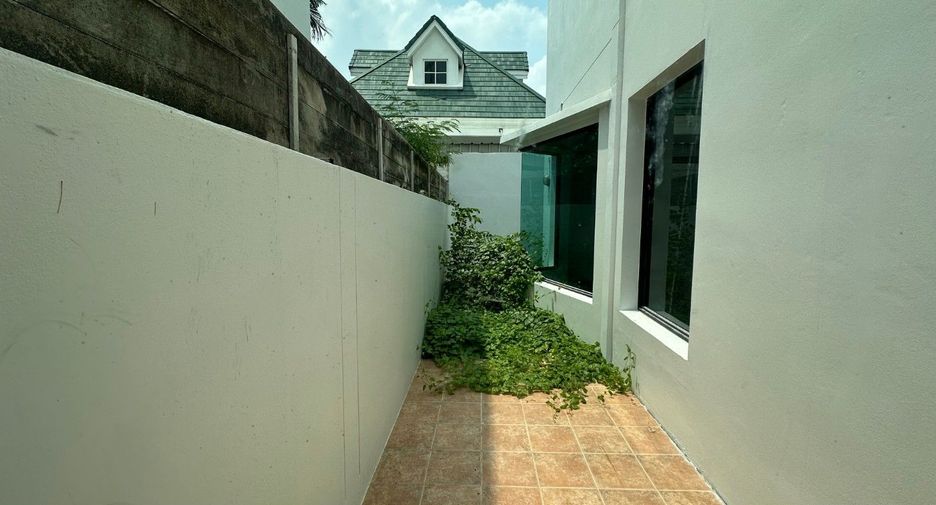 For sale 5 bedrooms house in Watthana, Bangkok