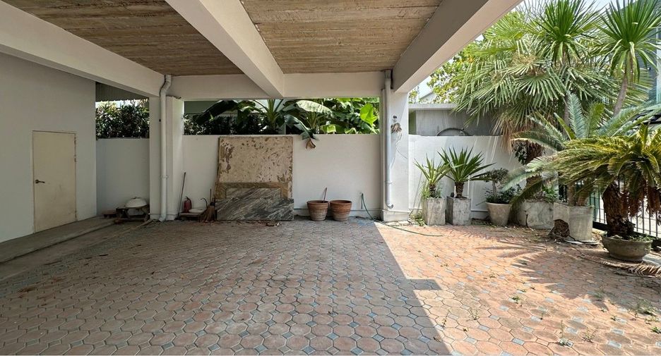 For sale 5 bedrooms house in Watthana, Bangkok