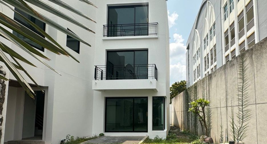 For sale 5 bedrooms house in Watthana, Bangkok