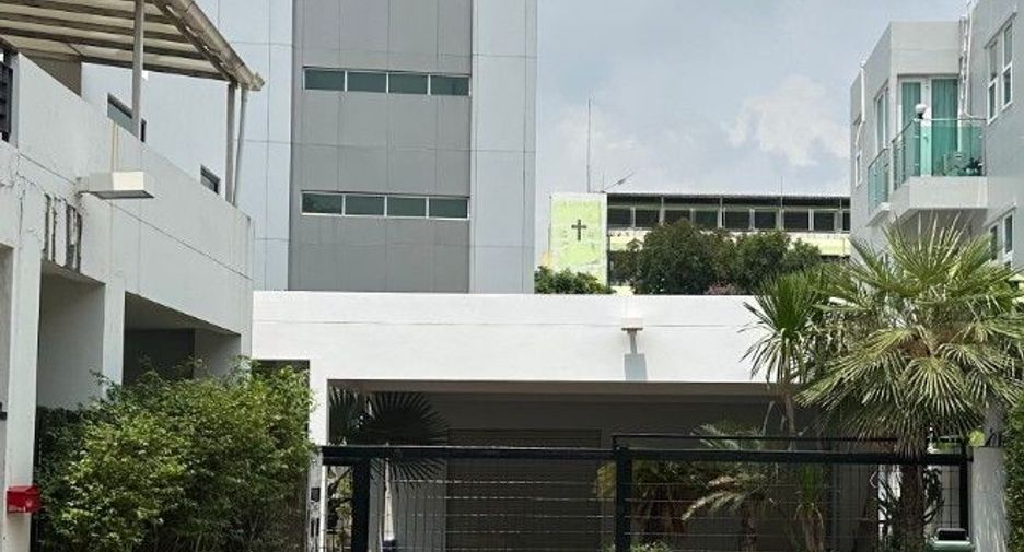 For sale 5 bedrooms house in Watthana, Bangkok
