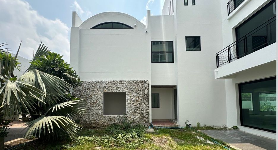 For sale 5 bedrooms house in Watthana, Bangkok
