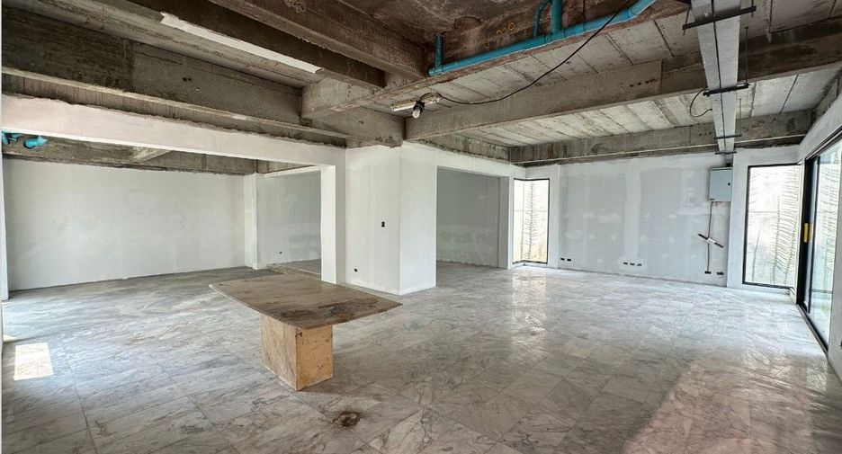 For sale 5 bedrooms house in Watthana, Bangkok