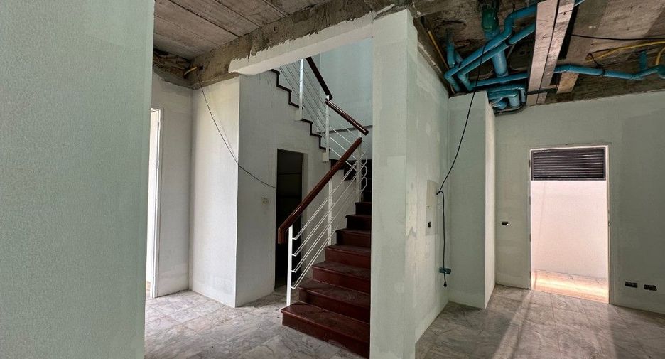 For sale 5 bedrooms house in Watthana, Bangkok