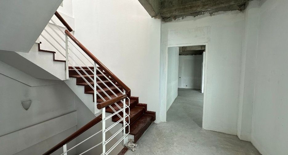 For sale 5 bedrooms house in Watthana, Bangkok