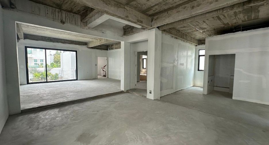 For sale 5 bedrooms house in Watthana, Bangkok